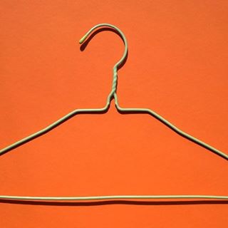 As liberating as coming out can be, it can also be incredibly stressful. Many times, we think we are now obligated to dress in a way the world around us reads as “queer,” even if it feels performative. Should I have an asymmetrical haircut and a wardrobe full of flannel? What is my authentic aesthetic anyway? How will I ever know?! Read more—link in bio.